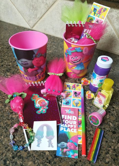 Trolls party favor cup goodies for the girls Trolls Birthday Goodie Bags Ideas, Trolls Party Centerpieces, Trolls Treat Table Ideas, Trolls Birthday Party Favors, Troll Centerpiece Ideas, Trolls Goodie Bag Ideas, Trolls 5th Birthday Party Ideas, Trolls Birthday Party Ideas Decorations, Trolls Birthday Favors