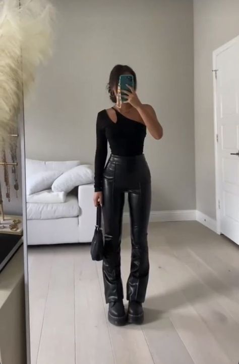 Leather Pants Outfit Night, Lederhosen Outfit, Outfit Elegantes, Looks Pinterest, Leather Pants Outfit, Fiesta Outfit, Black Leather Pants, Night Out Outfit, Mode Inspo