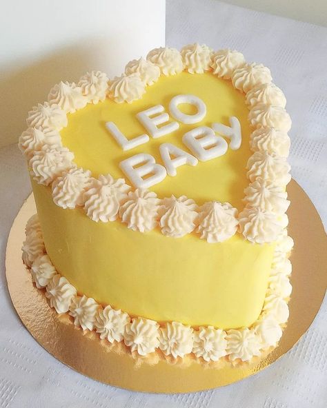 Leo Party Decorations, Leo Season Birthday Cake, August Birthday Cake Ideas, Heart Cake Leo, Leo Bday Cake, Leo Birthday Cake Aesthetic, August Cake Ideas, Leo Baby Cake, Leo Zodiac Cake