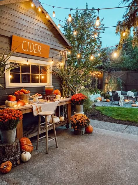 Fall Landscape Backyard, Autumn Decor Outside, Cozy Fall Backyard, Halloween Backyard Decorations, Fall House Decor Outdoor, Fall Outdoor Movie Night Ideas, Outdoor Fall Birthday Party Ideas, Fall Backyard Ideas, Backyard Fall Decor