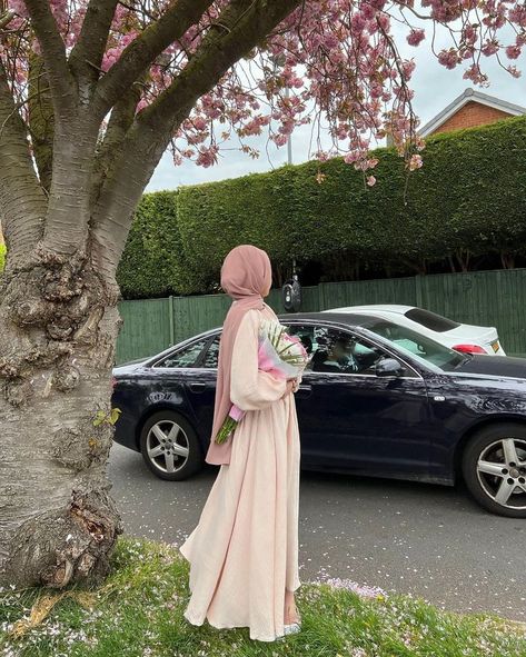 Hijabi Girl Aesthetic, Modest Aesthetic, Pink Hijab, Hijabi Outfit, Muslim Style, Eid Outfits, Muslim Couple Photography, Muslim Outfits Casual