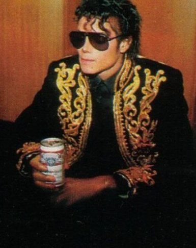 Michael. Is he drinking beer? Michael Jackson Drinking, Michael Jackson Quotes, You Give Me Butterflies, Michael Jackson Rare, Apple Head, Photos Of Michael Jackson, Joseph Jackson, Michael Jackson Pics, Vintage Black Glamour