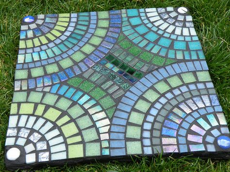 Easy to do mosaic stepping stone Mosaic Mandalas, Free Mosaic Patterns, Easy Mosaic, Mosaic Stepping Stone, Mosaic Stepping Stones, Mosaic Pots, Mosaic Table Top, Mosaic Garden Art, Mosaic Inlay