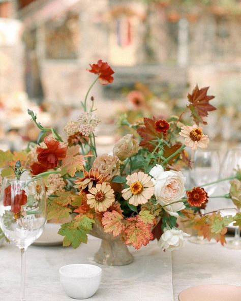 STUDIO MONDINE (@studiomondine) • Instagram photos and videos Farm Floral Arrangements, Copper Floral Arrangements, Muted Fall Flower Arrangements, Thanksgiving Table Floral Arrangements, Autumn Jewel Tone Wedding, Fall Cake Flowers, Fall Wedding Design, Fall Floral Bouquets, Fall Wedding Table Arrangements