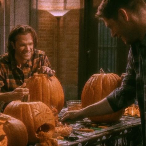 small widget Supernatural Fall Aesthetic, Shifting To Supernatural, Supernatural Halloween Wallpaper, Dean Winchester Halloween, Autumn Homescreen, Supernatural Halloween, Spn Dr, Winchester Brother, Small Widget