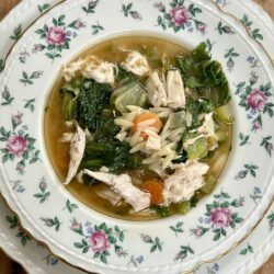 Easy Chicken Escarole Soup with Orzo Chicken Escarole Soup, Soup With Escarole, Soup With Orzo, Escarole Soup, Soup Crockpot, Leftovers Soup, Diced Carrots, Orzo Pasta, Frozen Spinach