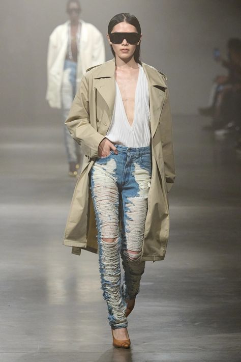 MM6 Maison Margiela Spring 2025 Ready-to-Wear Fashion Show | Vogue Statement Handbag, Denim Trends, Denim Branding, Mm6 Maison Margiela, Simple Image, Milan Fashion Week, Fashion Advice, Ripped Jeans, Denim Fashion