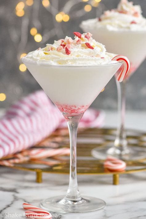 Margarita Christmas Drink, Pretty Christmas Cocktails, Pavlova Cocktail, Gingerbread Drinks Alcohol, Champagne Christmas Drinks, Pink Christmas Drink, Pretty Christmas Drinks, Christmas Drinks Alcohol Recipes Easy, Christmas Drinks Ideas