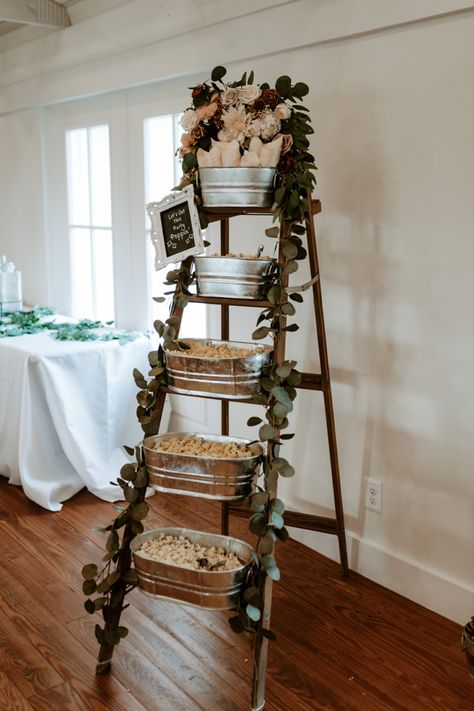 Wedding Snack Wall, Chip Display For Party, Dessert Ladder, Snack Table Wedding, How To Decorate A Ladder, Wedding Snack Table, Wedding Snack Bar Ideas, Ladder Wedding Decor, Wedding Table Snacks