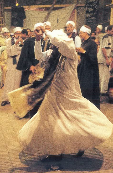 رقصة المولوية المصرية من مسجد السيدة زينب بالقاهرة     Tahtib dance at the mulid of Sayyida Zeinab (Cairo, Egypt) Egyptian Aesthetic, Upper Egypt, Egyptian Clothing, Life In Egypt, Egypt Aesthetic, Egypt Culture, Country Photography, Egyptian Women, Old Egypt