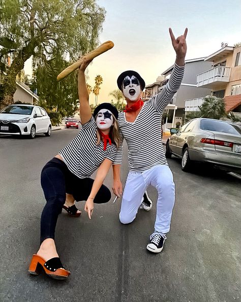 French Kiss Couple, Kiss Halloween Costumes, Halloween Costumes Couple, Kiss Costume, Couples Halloween Costume, Black Halloween Dress, Couples Halloween, Photo Poses For Couples, Best Photo Poses