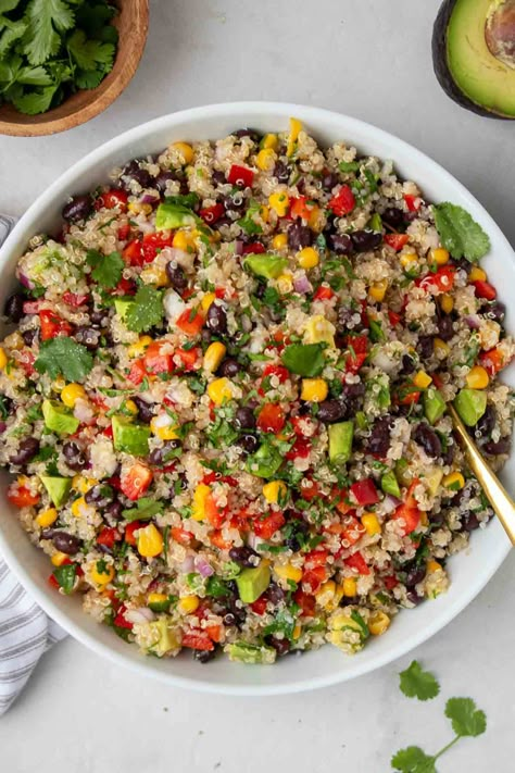 Made with quinoa, black beans, veggies, and avocado, this Southwest quinoa salad with chili lime dressing is full of flavor and color. Quinoa Salad Southwest, Lunch And Dinner Meal Prep, Salad With Chili, Dinner Meal Prep Ideas, Kay Nutrition, Quinoa Salad Recipes Easy, Lemon Garlic Chicken Thighs, Southwest Quinoa, Southwest Quinoa Salad