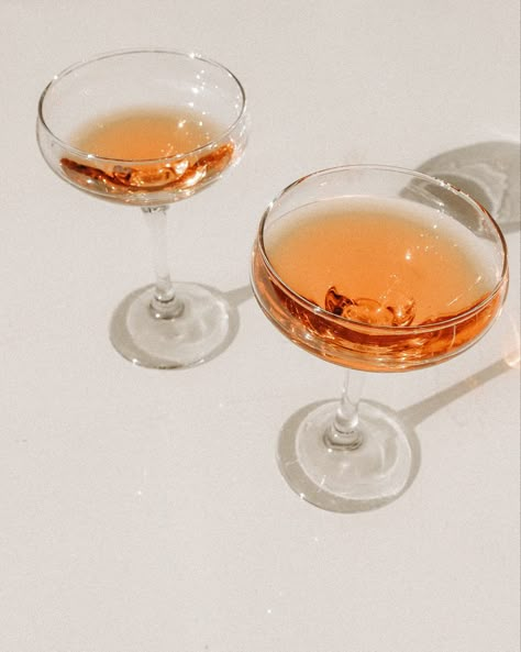 Alcohol Glasses, Glasses Aesthetic, Orange Drinks, Boujee Aesthetic, Iphone Wallpaper Video, Orange Wine, Cream Aesthetic, Pretty Drinks, Orange Aesthetic