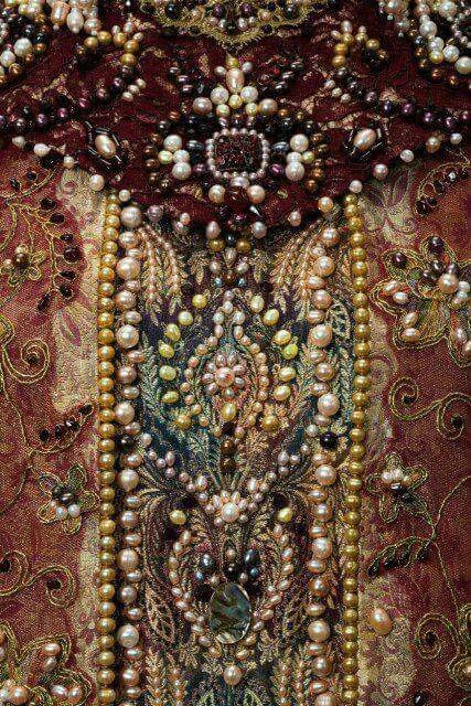 Elizabethan Russian Embroidery, Motifs Perler, Embroidery Beading, Russian Style, Crazy Quilting, Russian Fashion, Gold Work, Historical Costume, Folk Costume