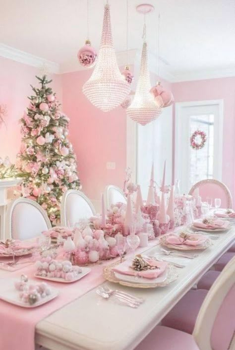 Pink Christmas Dining Table Decor, Pink Christmas Dessert Table, Pink Christmas Tablescapes, Christmas Decor Ideas Pink, Pink Christmas Table Setting, Pink Christmas Theme, Pink Christmas Party, Pink Christmas Table, Glamorous Christmas Tree