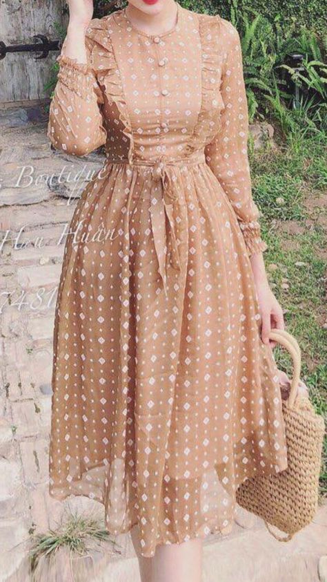 Long Dresses Women, Long Gown Design, Frock For Women, Long Dress Design, Women Dresses Classy, Trendy Dress Outfits, Muslim Fashion Outfits, Stylish Dresses For Girls, Stylish Dress Book