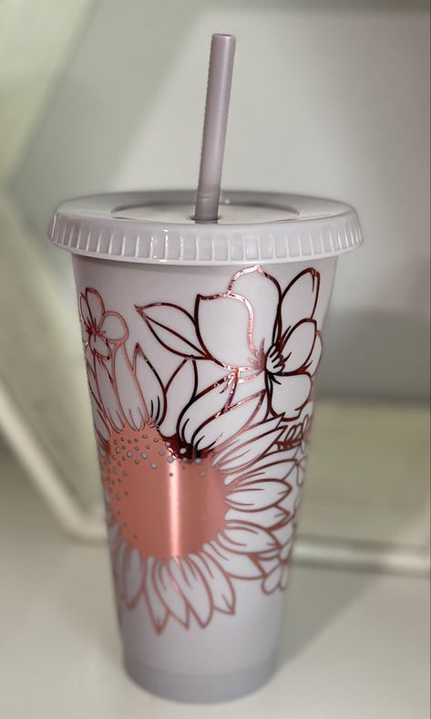 White Tumbler Ideas Vinyl, Starbucks Cup Design, Starbucks Cup Art, Tumblr Cup, Product Inspiration, Cricket Ideas, Custom Starbucks Cup, Cold Cups, Cup Designs