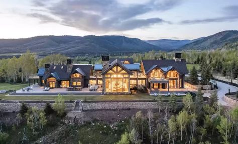 Houses Beautiful, Sky House, Wood Houses, Montana Usa, Mega Mansions, Modern Mountain, Modern Mansion, Ranch Style Homes, Iced Coffee Cup