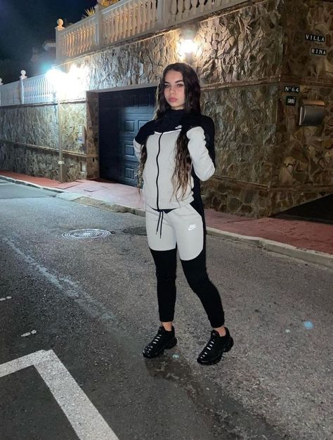 Roadman Style Girl, Tech Fleece Girl, Nike Tech Girl, Drill Girl, Nike Tech Fit, Girls Nike Outfits, Nike Tech Tracksuit, Sweat Suits Outfits, Nike Fits