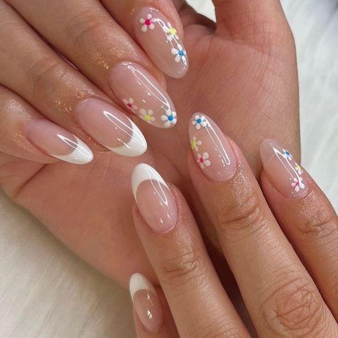 7 Graduation Nail Ideas to Celebrate Your Achievements Nail Ideas For Senior Pictures, Cute Gel Nails Natural Nail, Graduation Party Nails, Senior Pics Nails, Nails Inspiration Back To School, Middle School Graduation Nails, 2024 August Nails, Tropical Simple Nails, Nails For Graduation Pictures Almond