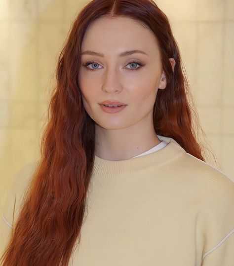 Sansa Stark Hair, Sophia Turner, Pale Skin Makeup, Famous Actresses, Red Hair Inspo, Henna Hair, The Staircase, Hair Icon, Dirty Blonde