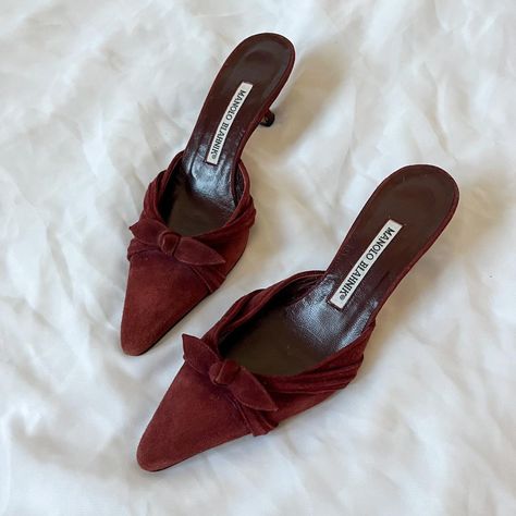 Manolo Blahnik Kitten Heels, Vintage Heels, Fancy Shoes, Shoe Inspo, Aesthetic Shoes, Pretty Shoes, Dream Shoes, Suede Heels, Manolo Blahnik