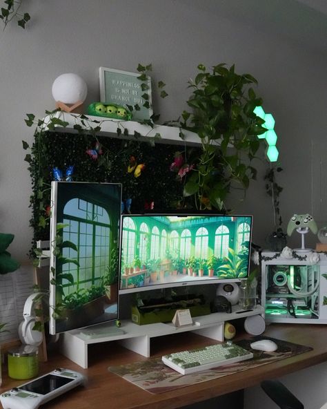 Witchy Pc Setup, Gamer Setup Aesthetic Green, Nature Theme Pc Setup, Fairycore Pc Setup, Pc Gamer Aesthetic, Aesthetic Gaming Setup Plants, Pc Gaming Setup Cottagecore, White Desk Setup, Cozy Desk