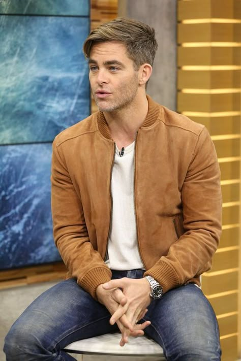 Chris Pine Haircut, Cris Pine, Brown Leather Jacket Men, Pine Nut, Chris Pine, Mens Cuts, Jacket Outfit, Steve Mcqueen, Men Fashion Casual Outfits