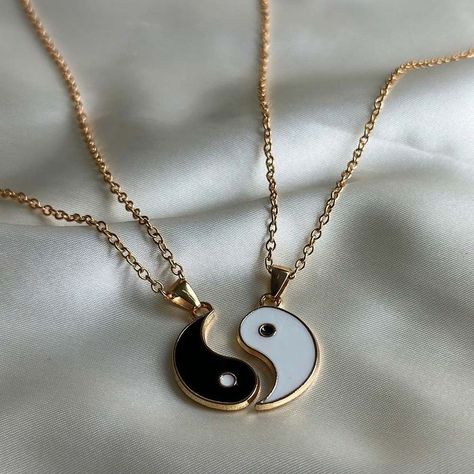 Yin Yang Pearl Necklace, Cute Chain Bracelets, Best Friend Pendant, Necklace For Friends, Matching Chains For Best Friends, Ying And Yang Necklace, Yin Yang Accessories, Friendship Necklaces For 2 Aesthetic, Friendship Necklaces Aesthetic