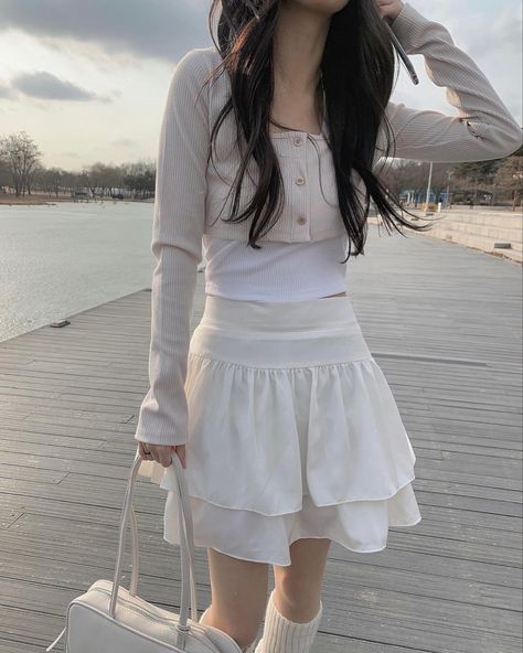 Douyin Fashion, White Skirt Outfits, Downtown Outfits, 가을 패션, Korean Outfits, Feminine Style, Chia, Pretty Outfits, Fashion Inspo Outfits