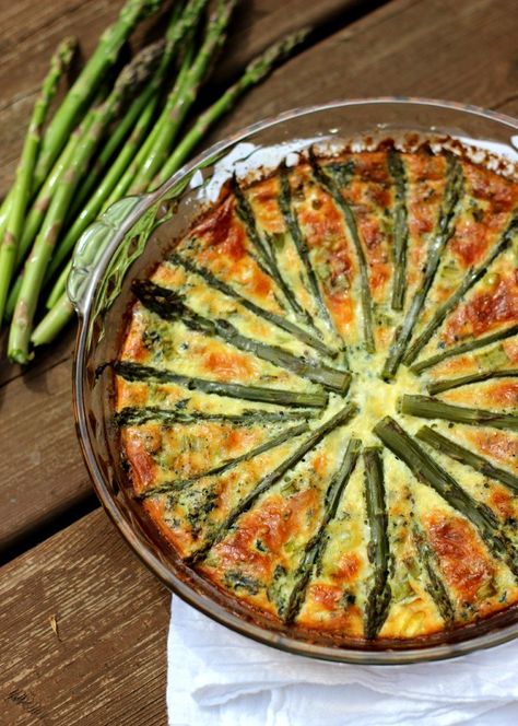 Crustless Asparagus Quiche with Spinach and Mushrooms Spinach Asparagus Recipes, Bisquick Quiche, Crustless Asparagus Quiche, Gruyere Tart, Light Foods, Meatless Dinners, Asparagus Quiche, Quiche Recipes Easy, Ladies Lunch