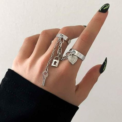 Adjustable Rings Super Cute Lock & Key Charm Mittens Ring قلادات متدلية, Goth Ring, Butterfly Chain, Edgy Jewelry, Diamond Butterfly, Vintage Goth, Gothic Metal, Heart Chain, Estilo Punk