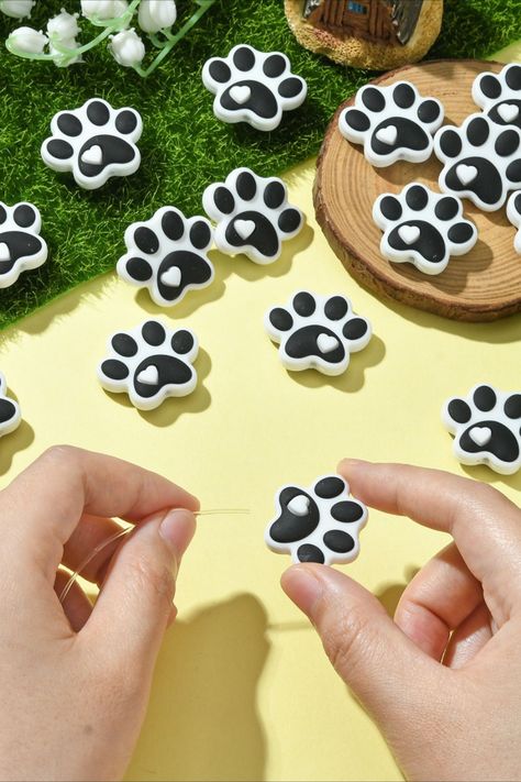 Airssory 20 Pcs Black Dog Paw with Heart Focal Silicone Beads Lovely Pet Animal Claw Rubber Beads for DIY Jewellery Bracelet Craft Keychain Decoration Craft Keychain, Rubber Bead, Animal Beads, Keychain Craft, Cartoon Bee, Bracelet Craft, Jewelry Diy Bracelets, Beaded Animals, Craft Accessories