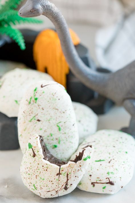 chocolate oreo bon bon Dino Egg Cake Pops, Frozen Dinosaur Eggs, Dinosaur Egg Decor, Chocolate Dinosaur, Chocolate Dinosaur Eggs, Dinosaur Egg Fossil, Bon Bons Recipe, Dinosaur Baby Shower Theme, Make A Dinosaur