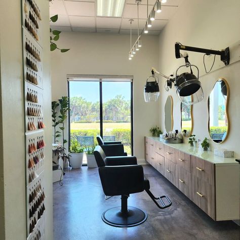 A Hairstylists' Home🏠 away from Home is the Salon🌿✨️Your Environment Matters🥰 Are you an independent Hairstylist? Looking for a Fresh and Peaceful space to bring your clients to and let the creativity flow! . 🌻Grow with @wildflowers.naturalsalon Daily full salon rental and chair rental opportunities DM so we can connect and discuss your salon goals. . Tag a friend who needs a new Salon Home✨️🌿🌻☀️ #LikeAWildflower Independent Hairstylist, Edgy Salon, Earthy Salon, Salon Room Ideas, Salon Vision Board, Salon Goals, Peaceful Space, Dream Salon, Chic Hair