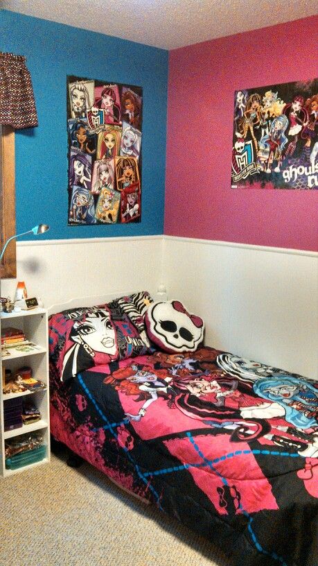 Happy Birthday Lola! Hope you love your Monster High bedroom Monster High Themed Bedroom, Monster High Bedroom Aesthetic, Monster High Bedroom Ideas, Monster High Painting, Monster High Decor, Monster High Room Decor, Monster High Bedroom, Monster High Beds, Monster High Room