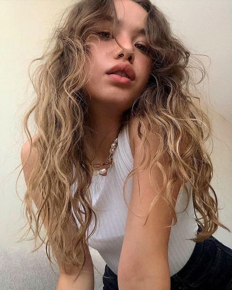 Natural Curly Light Brown Hair, Light Brown Hair Girl Aesthetic, Long Curly Light Brown Hair, Dark Blonde Wavy Hair, Light Brown Hair Aesthetic, Light Brown Hair Curly, Wavy Light Brown Hair, Light Brown Curls, Dirty Blonde Curly Hair