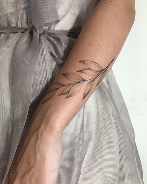 Blatt Tattoos, Wrist Tattoos For Guys, Tattoo Zeichnungen, Cat Tattoos, Small Wrist Tattoos, Tiny Tattoo, Tattoo Feminina, Flower Tattoo Designs, Trendy Tattoos