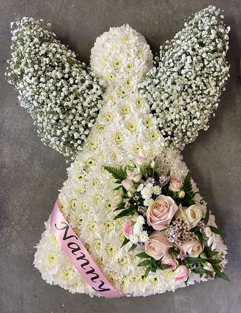 Angel Flower Arrangements, Cemetary Decorations, Apartment Decorating Living, Memorial Flowers, White Angel, Cake Flavors, Rose Flowers, Holiday Wreaths, Dia De Muertos