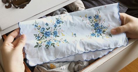 Vintage Hankies Diy, Framing Old Handkerchiefs, Old Handkerchief Ideas Projects, How To Display Vintage Hankies, Hankerchief Craft Ideas, Vintage Napkins Repurpose, What To Do With Old Handkerchiefs, Vintage Hankies Ideas, Vintage Handkerchiefs Crafts Ideas