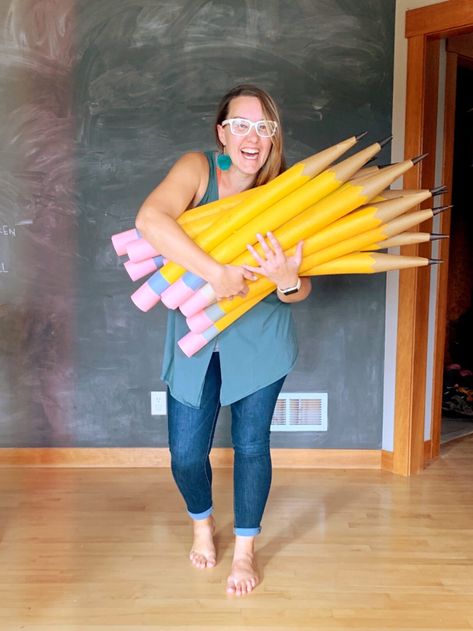 Giant Pencil, Decoration Vitrine, Back To School Crafts, Back To School Party, Pool Noodles, Classroom Rules, School Party, Classroom Crafts, Color Painting