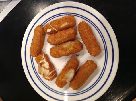 ooey gooey mozerella sticks! Motzerrela Sticks, Cheese Stick, Italian Recipes Traditional, Mozzarella Sticks, Cheese Sticks, Cute Food Art, Food Pics, Ooey Gooey, Dinner Meals