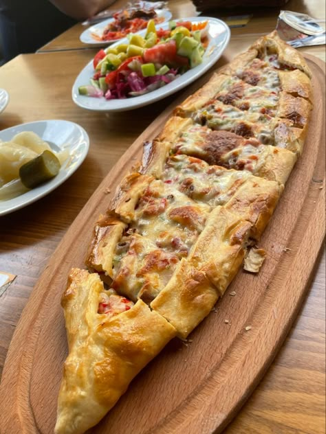 Food Istanbul, Turkish Pide, Istanbul Food, Turkish Food, Turkish Recipes, Delicious Healthy Recipes, Local Food, Turkey Recipes, Aesthetic Food