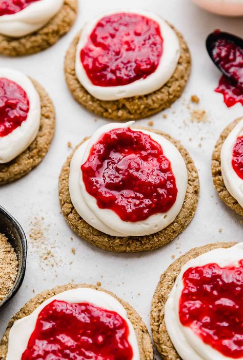 Raspberry Cheesecake Cookies Crumbl, Raspberry Cheesecake Crumble Cookies, Gourmet Valentines Cookies, Raspberry Cream Cheese Cookies, Brownies Flavors, Cookies Cream Cheese Frosting, Business Cookies, Raw Cookies, Tart Raspberry