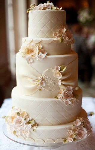 classic elegant wedding cake | Elegant Cake Design Champagne Wedding Cakes, Vintage Pasta, Torte Creative, Cream Wedding Cakes, Round Wedding Cakes, Big Wedding Cakes, Creative Wedding Cakes, Torte Cupcake, Simple Wedding Cake