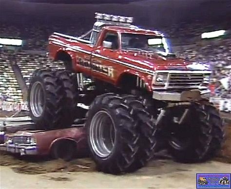 Beetle Truck, Monster Truck Pictures, Monster Truck Show, Monster Mud, Big Monster Trucks, Retro Truck, Truck Photo, Big Monster, Truck Girl