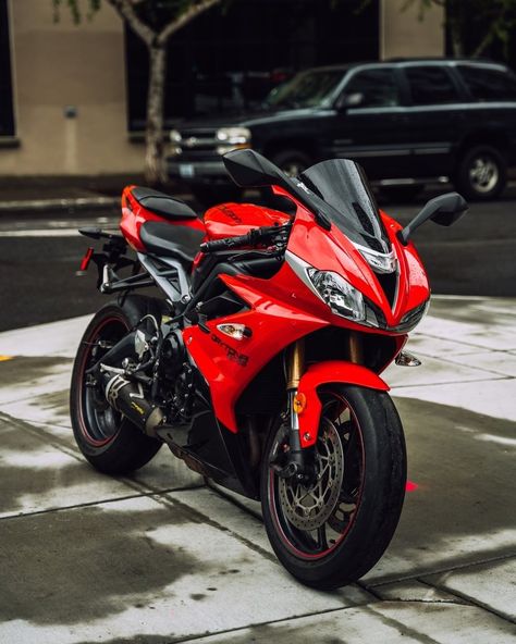 The absolute beauty and the performance. It could easily make a person speechless that how good she looks. Dual headlight, exposed fairing, curvy body qnd what not! By turn2motorcyles on IG #Daytona #Triumph #Bikes #Superbikes #Motorcycle Triumph 675 Daytona, Daytona 675r, Triumph 675, Duke 390, Triumph Daytona 675, Triumph Bikes, Triumph Daytona, Bike Lovers, Make A Person