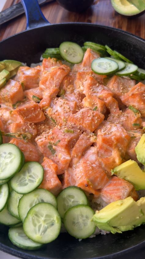 salmon sushi bake recipe | girlfromcalifornia Sushi Bake With Salmon, Salmon Sushi Bake Recipe Easy, Salmon Bake Sushi Recipes, Spicy Salmon Sushi Bake, Crab And Salmon Sushi Bake, Crab Rangoon Dip, Sushi Bake, 30 Min Meals, Salmon Sushi