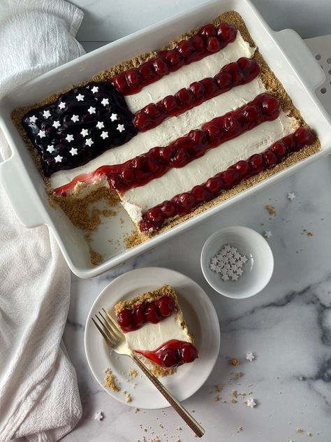 Easy American Flag Cake No-Bake Cheesecake Recipe - Mom Loves Baking Flag Cheesecake, Easy Flag Cake, 4th Of July Cheesecake, Flag Cake Recipe, American Flag Cake, Yummy Cheesecake, Flag Cake, Patriotic Desserts, Cheesecake Dessert