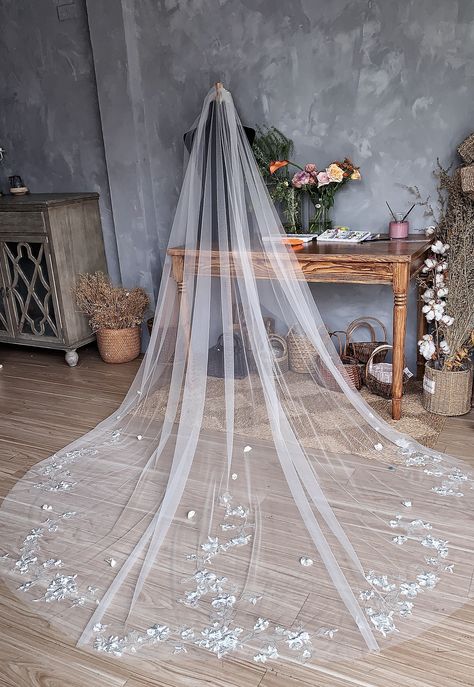 Brides Vail Long, Lacy Veil Brides, Tulle Veil Long, Spring Wedding Veils, Long Wedding Vails, Wedding Vail With Flowers, Long Wedding Veils With Hair Down, Viels Wedding, Bridal Veil Ideas